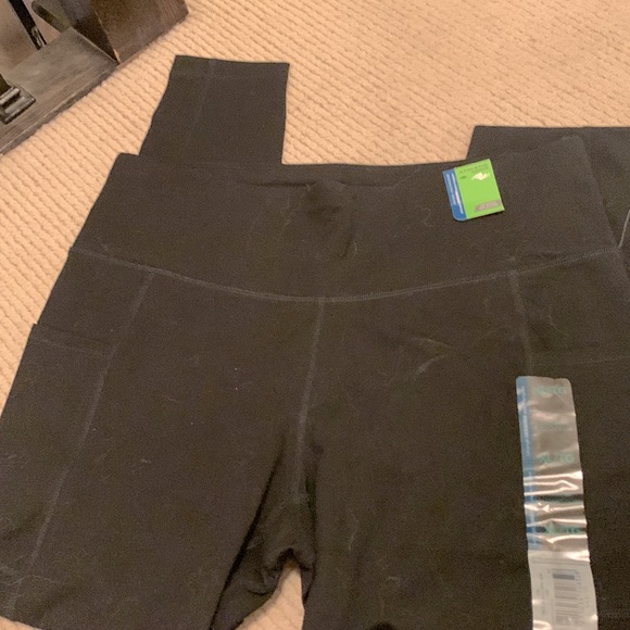 Athletic Works new black full length leggings with side pockets - Picture 3 of 5